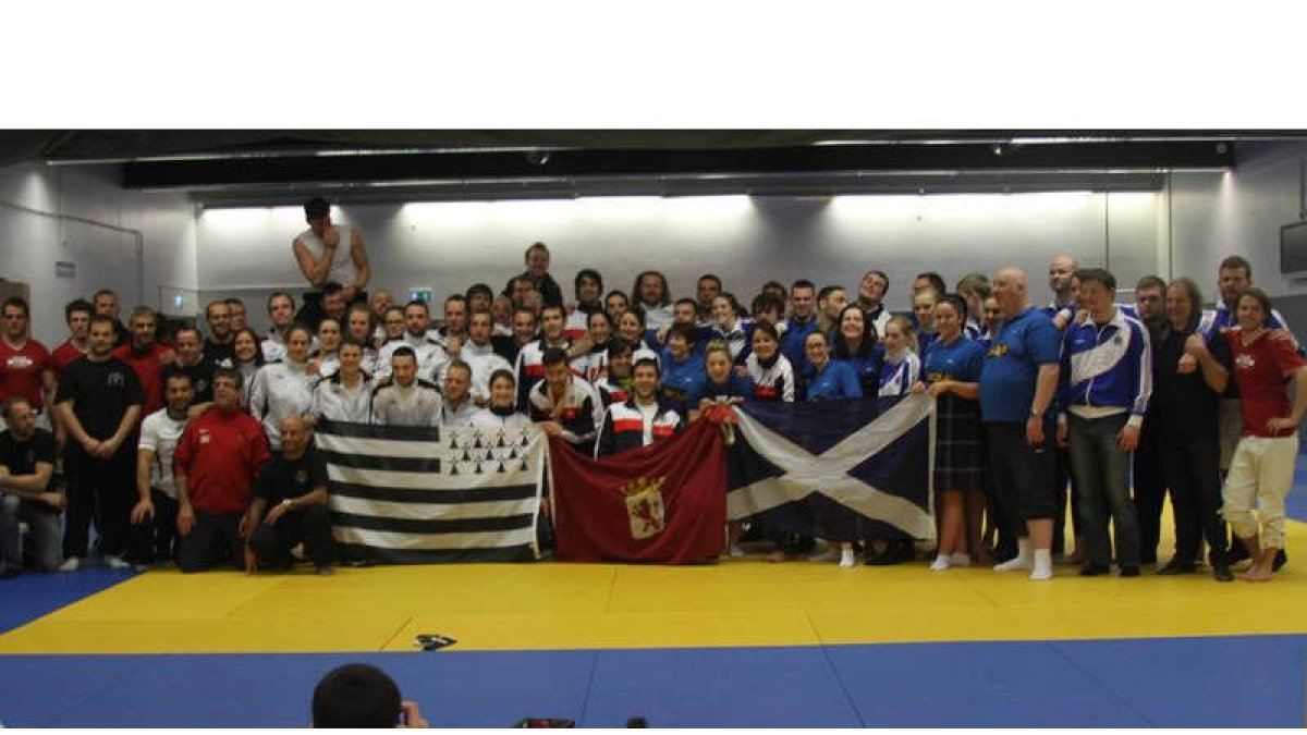Foto de grupo con las selecciones participantes en el XVII Campeonato de Europa de las Luchas Celtas de Reykjavík.