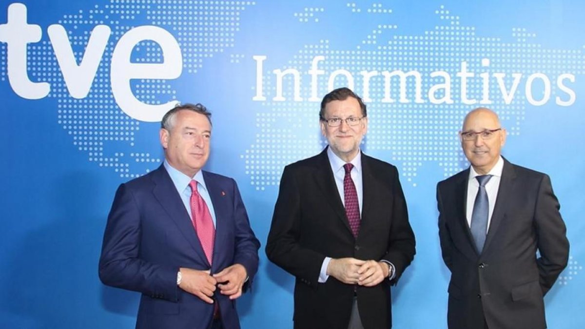 Mariano Rajoy, entre José Antonio Sánchez, presidente de RTVE, y José Antonio Sánchez Gundín, director de los Servicios Informativos de TVE.