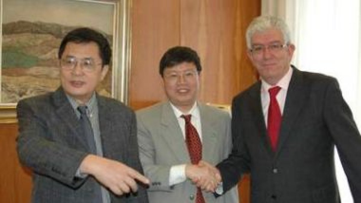 Uno de los miembros de la delegación china saluda al rector de la ULE, José Ángel Hermida.