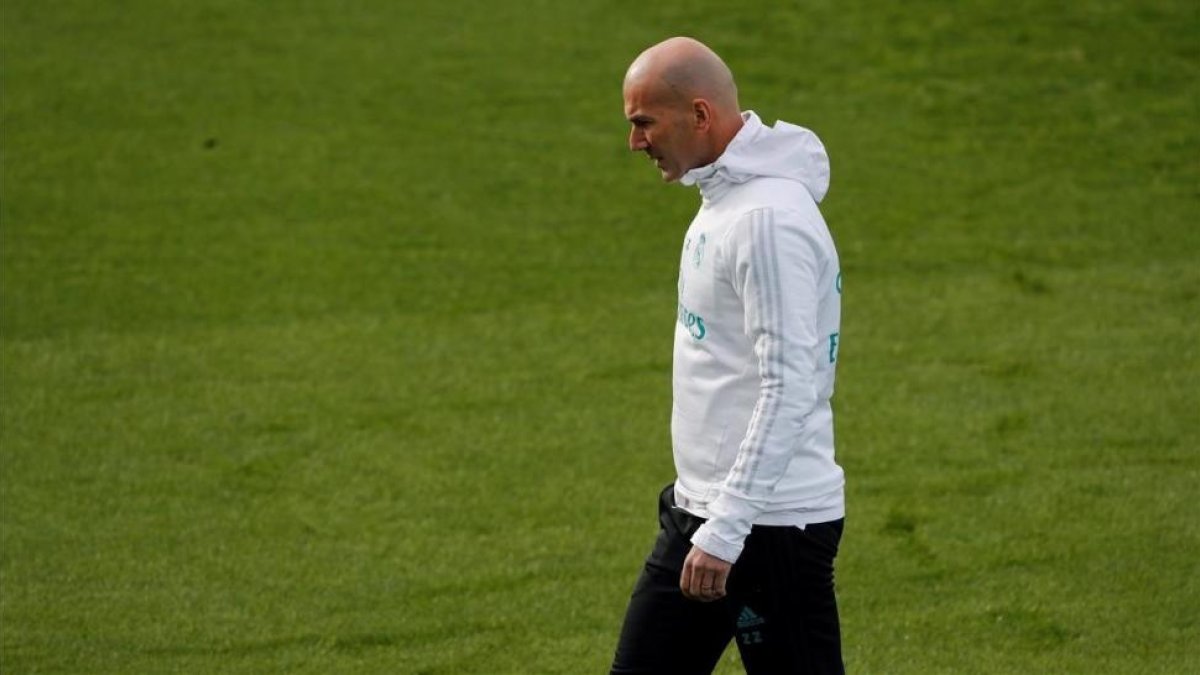 Zidane, pensativo durante el entrenamiento de este sábado en Valdebebas.