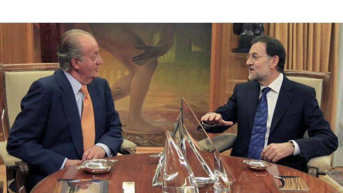 El rey Juan Carlos y el presidente del Gobierno, Mariano Rajoy, en una imagen de archivo.