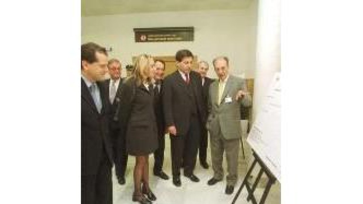 Amilivia, Ferreras, Manfred Bischof y Alberto Nadal en el aeropuerto