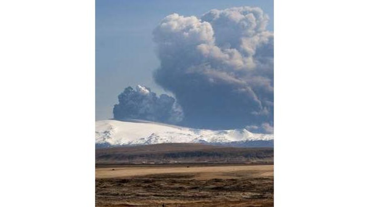 El volcán Eyjafjallajökull escupe una gran columna de ceniza.