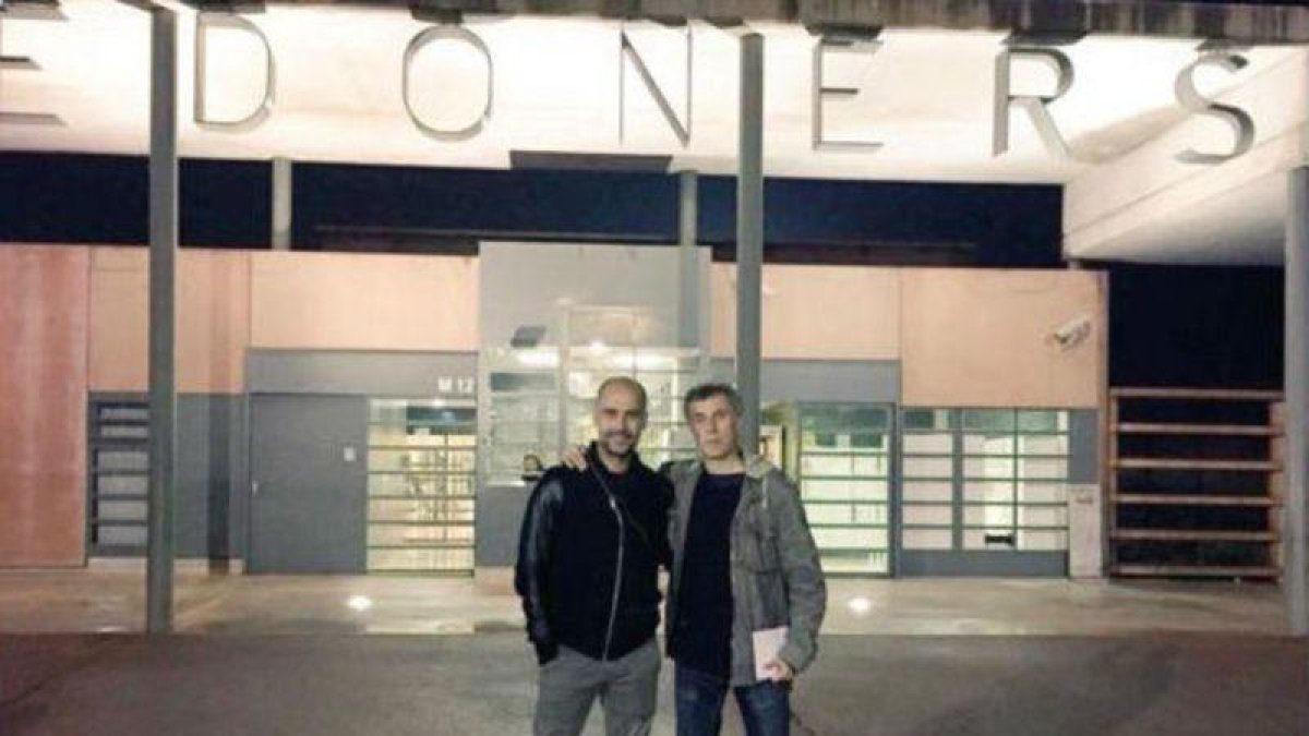 Pep Guardiola junto al periodista Xavi Torres a su salida de la cárcel de Lledoners.