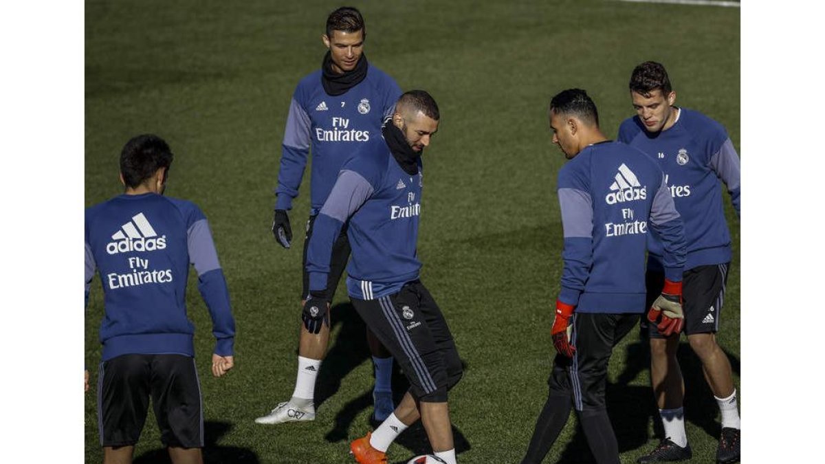 El Real Madrid se ejercitó ayer preparando el envite del fin de semana frente al Celta de Vigo. NARANJO