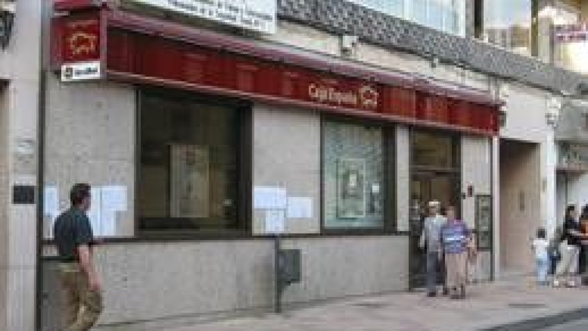 La oficina principal de Caja España fue atracada poco antes de su cierre de ayer
