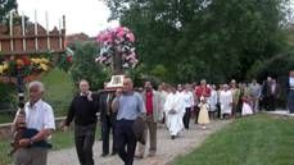 Los vecinos de Valsemana procesionaron al patrón San Antonio