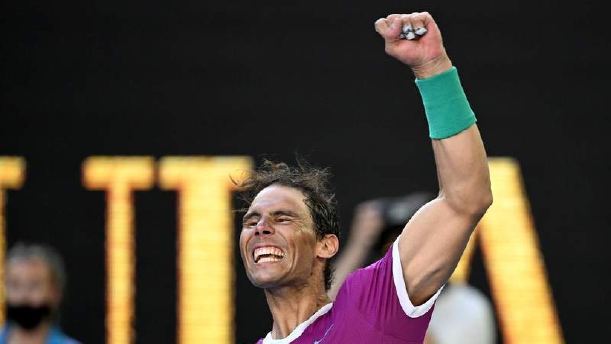 Nadal celebra su triunfo frente a Shapovalov que lo conduce a sus séptimas semifinales en Australia. LEWINS
