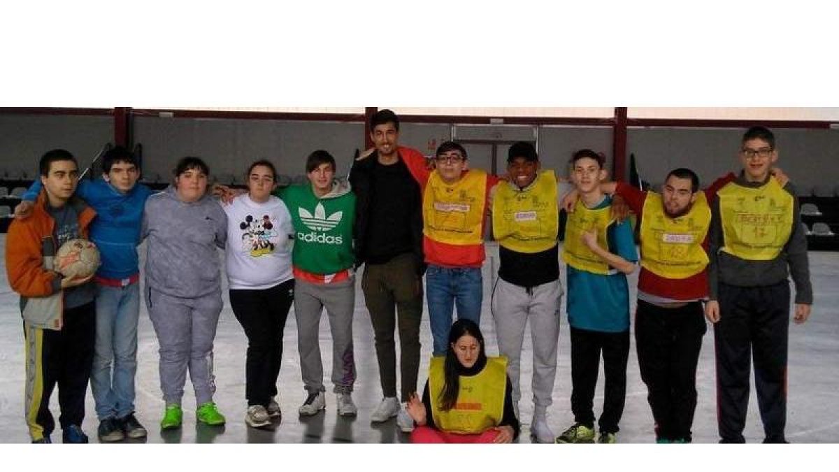 Trigueros y Matthieu, con los chicos y chicas del Colegio de Educación Especial Bergidum. SDP