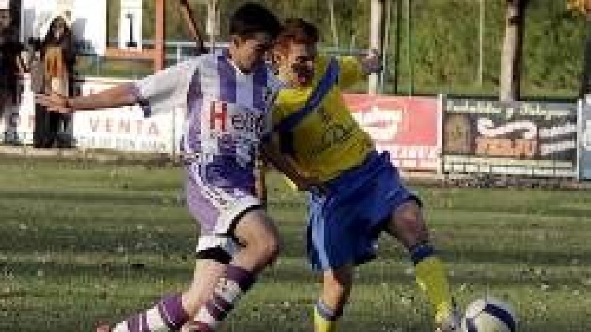 Dos jugadores luchan por la posesión del balón durante el partido de ayer en Valencia de Don Juan