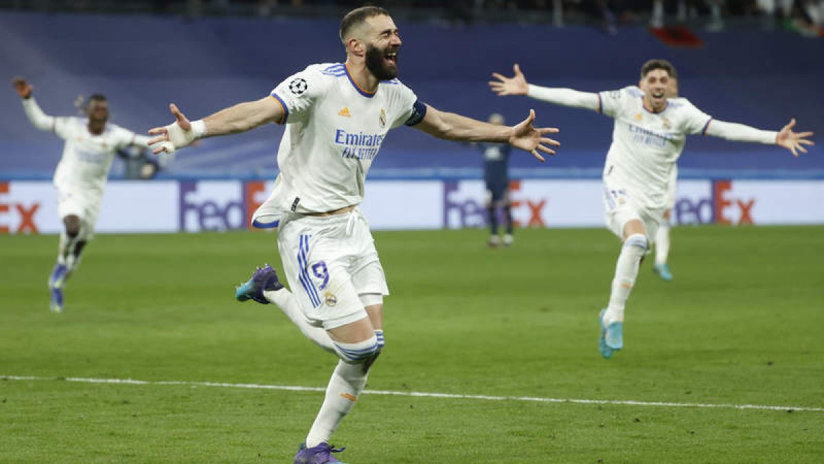 El delantero francés Benzema celebra su tercer gol frente al PSG, el que sentenciaba la eliminatoria a favor del Real Madrid en otra noche de gloria en el Santiago Bernabéu. SERGIO PÉREZ