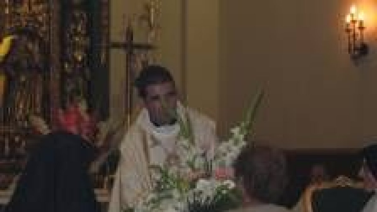 Ofrenda floral a Santa Clara, ante el altar durante un momento de la Misa