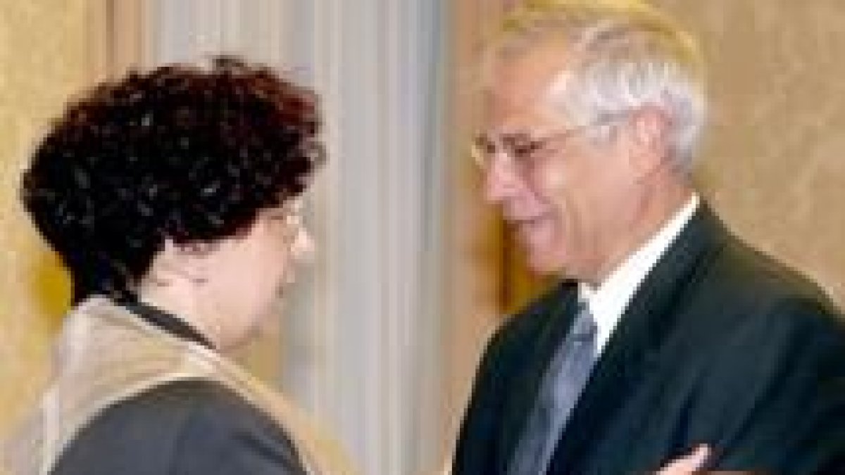Ana Palacio saluda a Josep Borrell, antes de intervenir en la Comisión de Exteriores del Congreso