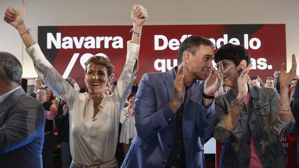 María Chivite, Pedro Sánchez y Elma Saiz ayer, en un acto del PSOE en Pamplona. JESÚS DIGES
