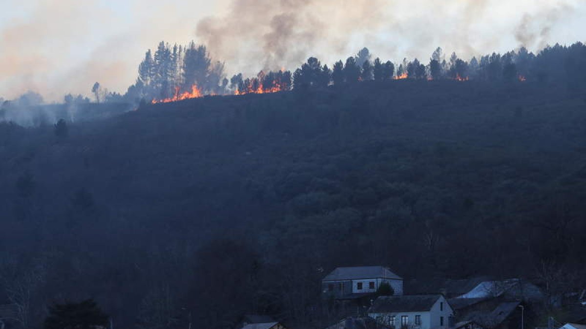 El incendio de la semana pasada estuvo cerca de la población de Villar de Otero. L. DE LA MATA