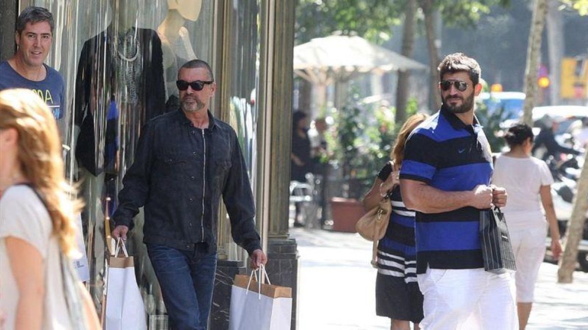 George Michael y su novio, Fadi Fawaz, de compras por el Barcelona, en julio del 2012.