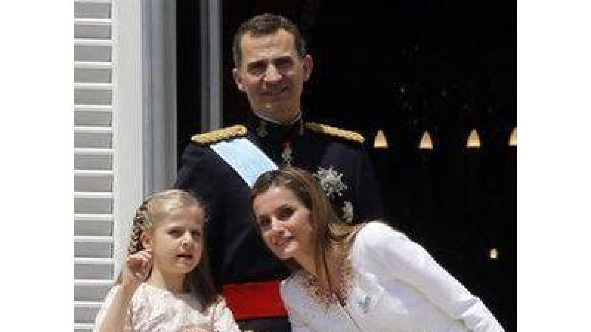 La princesa Leonor junto a sus padres, el día de la proclamación de Felipe VI, el 19 de junio del 2014.