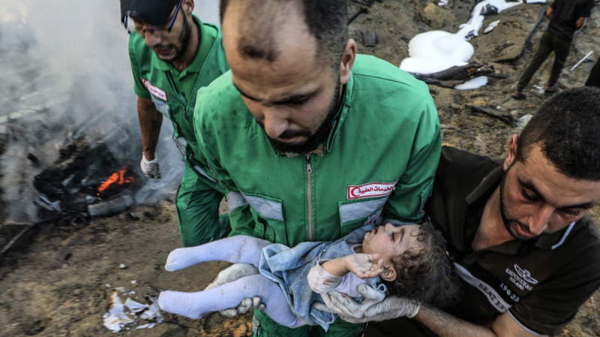 Imagen del cadáver de una bebé aplastada tras una bomba lanzada por Israel. MOHAMED SABER