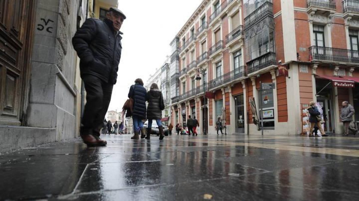 El pavimento de la calle Ancha tendrá mañana una capa antideslizante para evitar patinazos y caídas.