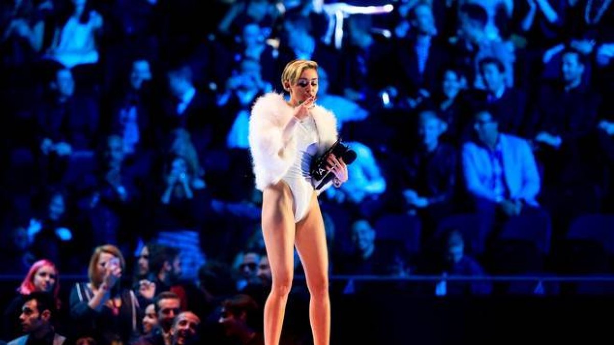Miley Cyrus se fuma un porro en el escenario, el domingo en Amsterdam.