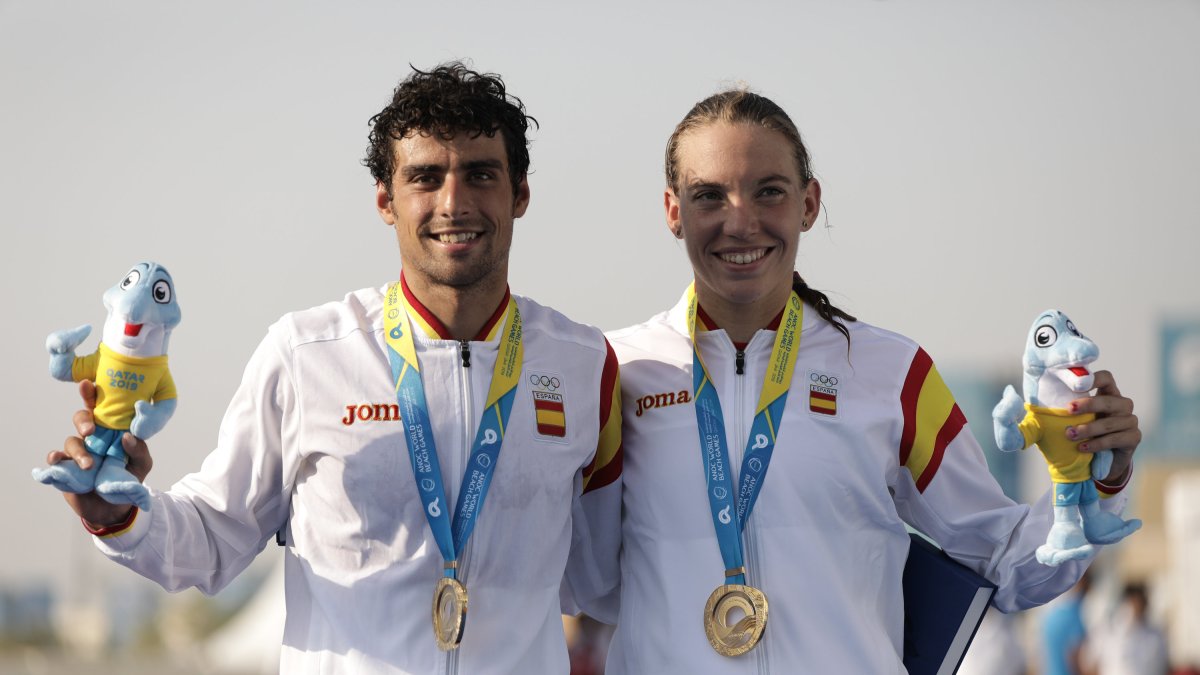 Kevin Viñuela y Xisca Tous con las medallas conseguidas en el relevo mixto. FCyL TRIATLÓN.