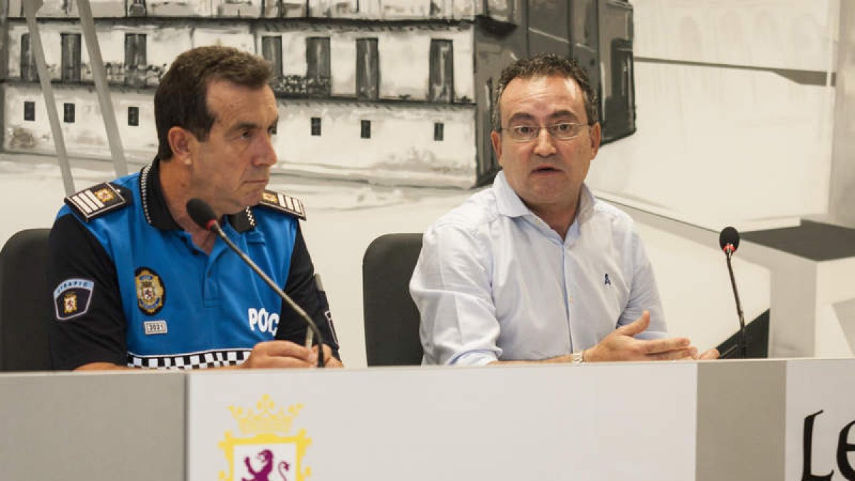 Ángel Ordás, inspector jefe de la Policía Local y Fernando Salguero, vicealcalde. F. OTERO PERANDONES