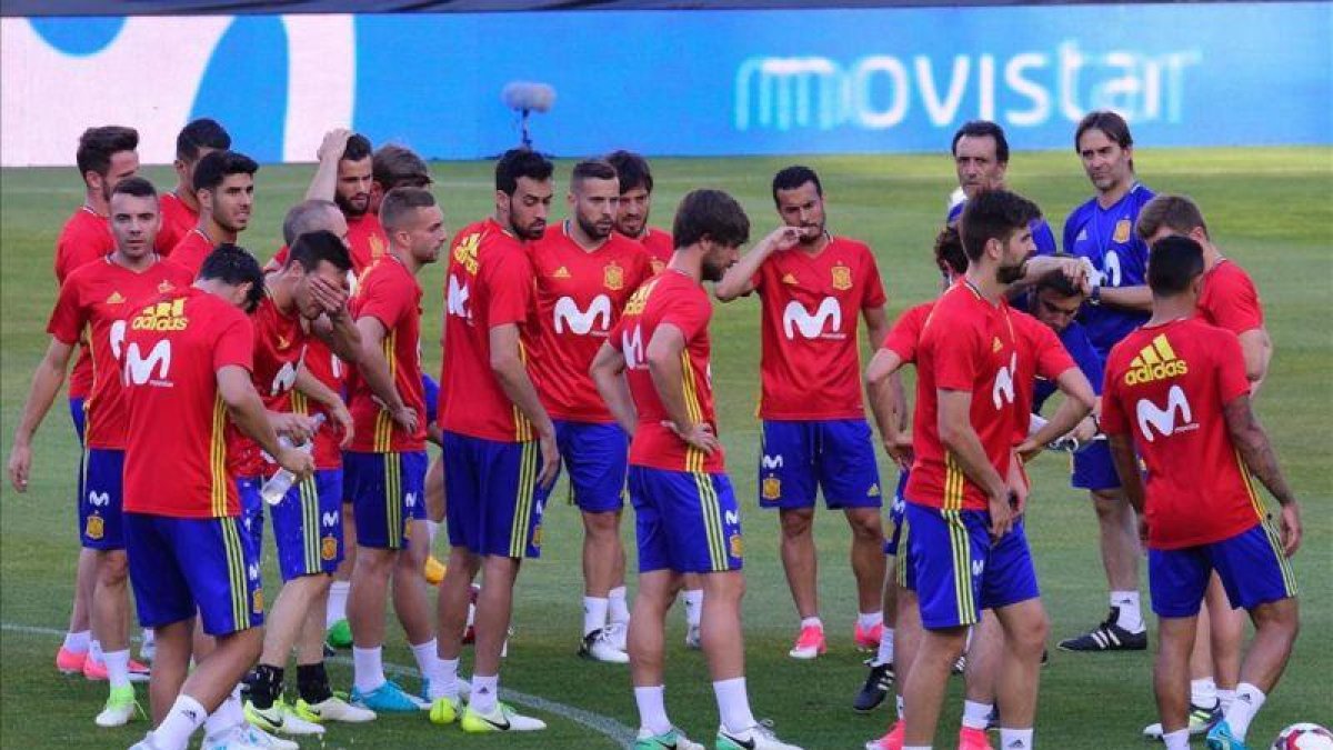 Julen Lopetegui, rodeado por sus jugadores en un entrenamiento de La Roja.