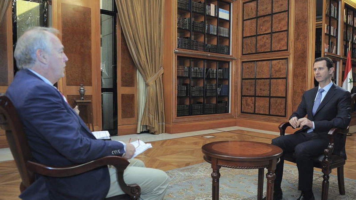 El presidente sirio Al Asad, a la derecha,  en una entrevista.