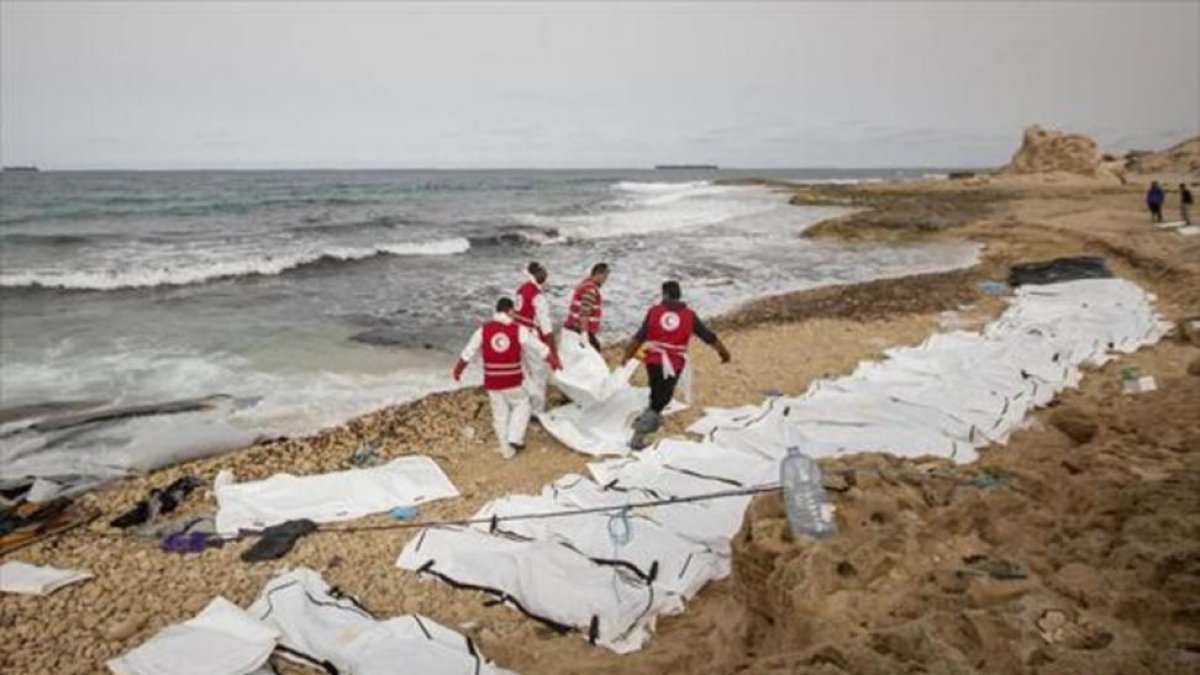 Decenas de cuerpos sin vida de inmigrantes alineados en una playa de Zawiya, ayer.
