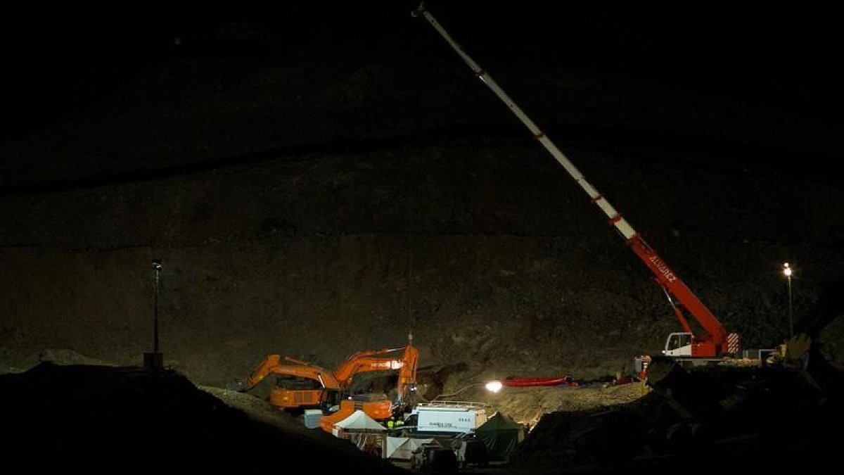 Los Tedax han tenido que hacer otra microvoladura para intentar llegar hasta Julen, el niño de 2 años que cayó al agujero de 20 centímetro el 13 de enero en Totalán (Málaga), pese a la extrema dureza de la montaña donde excavan la galería.