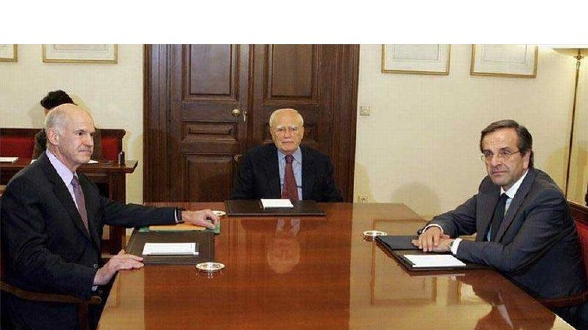 De izquierda a derecha, el primer ministro Papandreu, el presidente Papulias y el líder de la oposición Samaras en su reunión de esta noche.