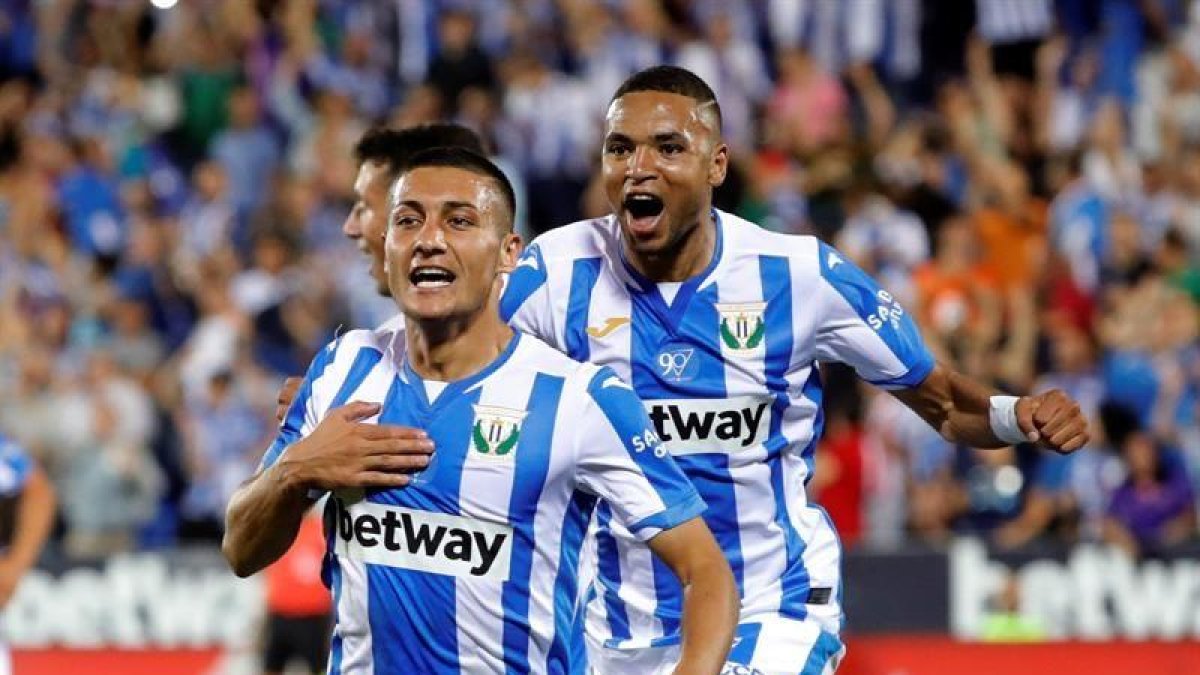 El centrocampista marroquí del Leganés Nabil El Zhar (i) celebra el primer gol de su equipo ante el FC Barcelona.