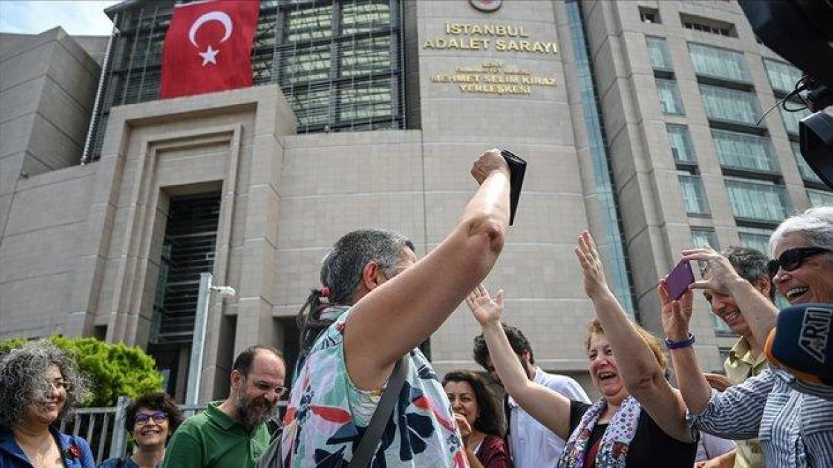 Activistas celebran la absolución del representante de Reporteros Sin Fronteras en Turquía.