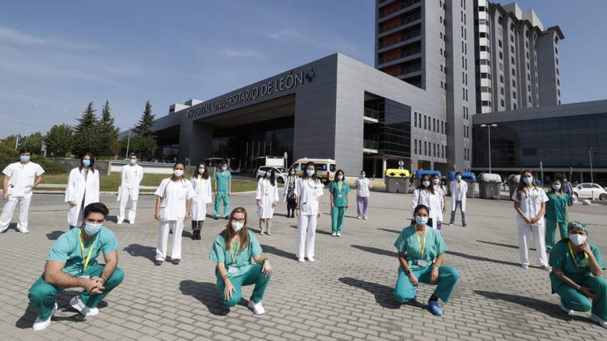 Una de las últimas promociones de MIR en el Hospital Universitario, cuyas instalaciones podrían usarse para las prácticas de alumnos de Medicina. RAMIRO