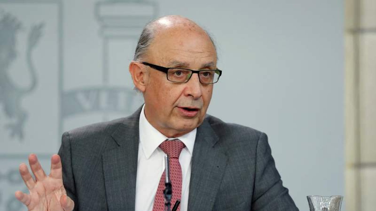 El ministro de Hacienda, Cristóbal Montoro, tras el Consejo de Ministros de ayer. CHEMA MOYA