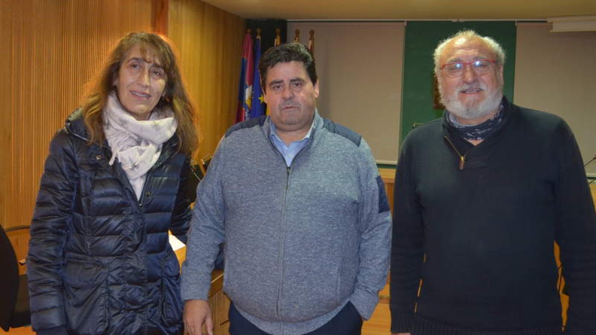 Milagros Benéitez, José Ángel Tranche y Francisco Prieto, ayer tras la asamblea. MEDINA