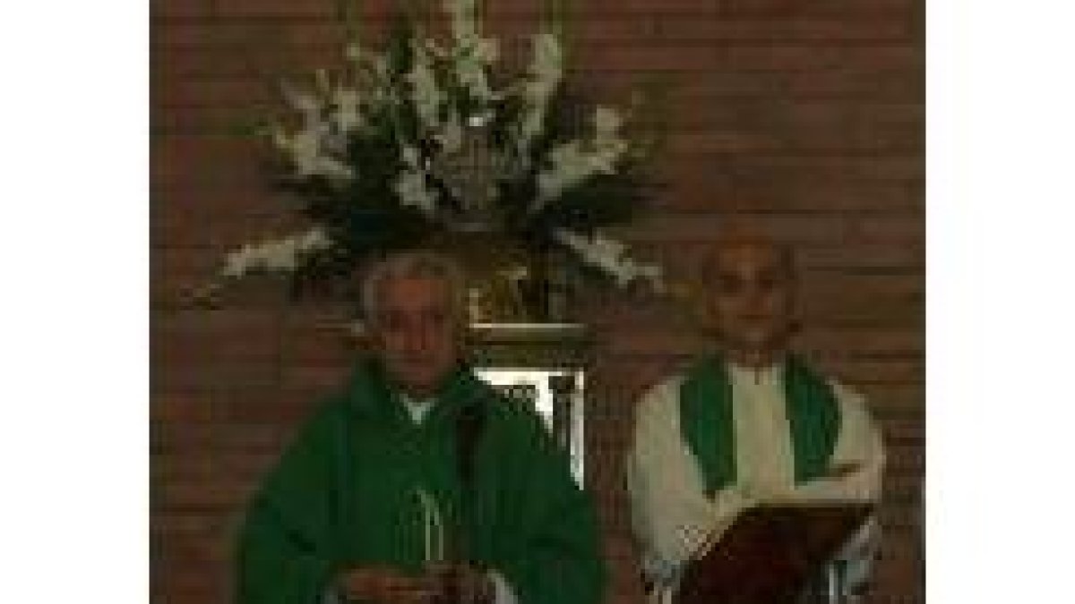A la izquierda el párroco Francisco Beltrán durante la eucaristía de ayer