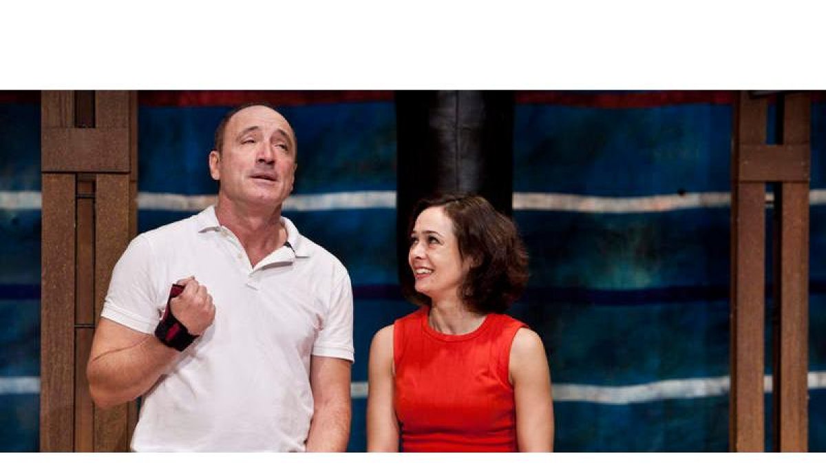 Roberto Álvarez y Diana Lázaro protagonizan, hoy en el Auditorio Ciudad de León, la obra ‘Hombres de 40’.