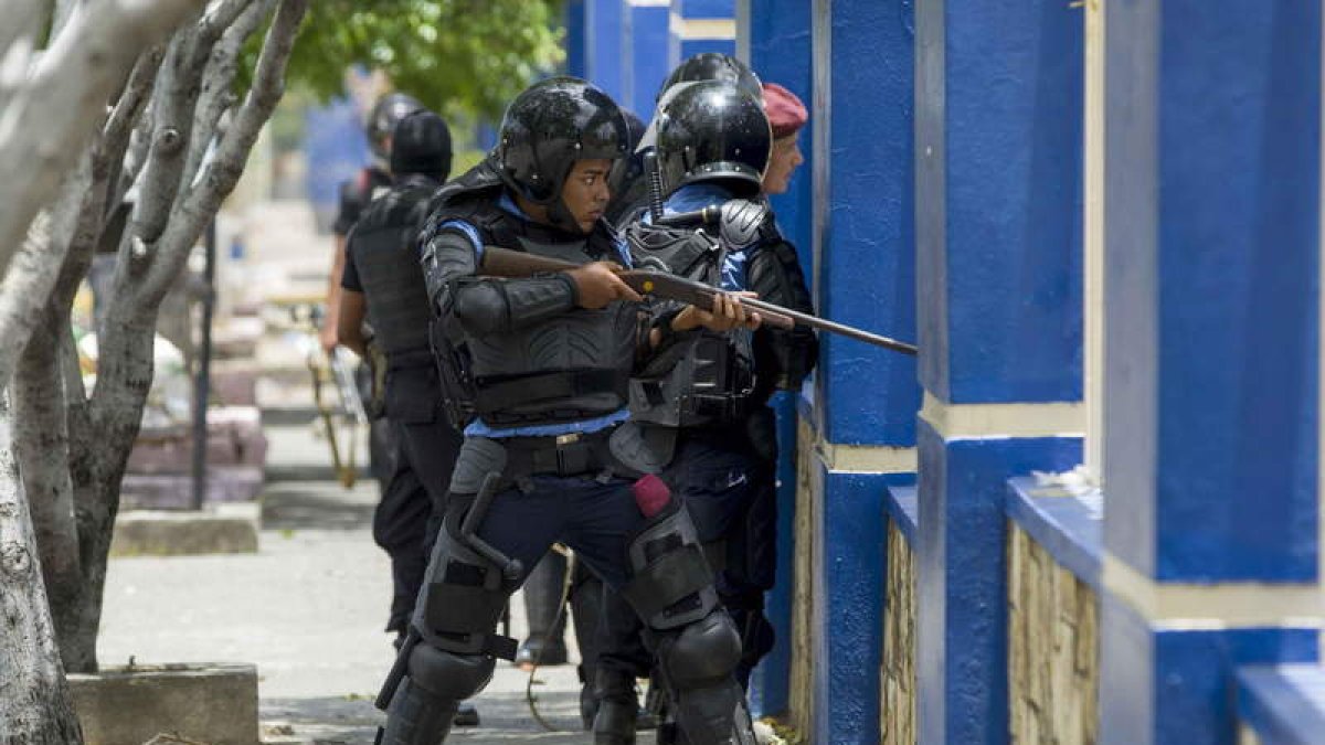 Miembros de las fuerzas antidisturbios de la Policía Nacional en las protestas en Managua. JORGE TORRES