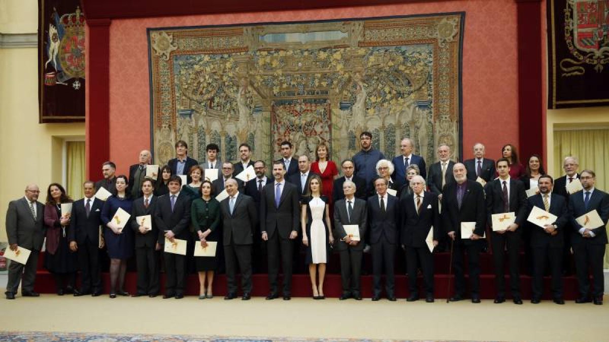 Los Reyes posan con los galardonados con los Premios Nacionales de Cultura 2013 tras la ceremonia organizada en el Palacio de El Pardo prsidida por los Reyes y con la asistencia del ministro de Cultura, José Ignacio Wert.