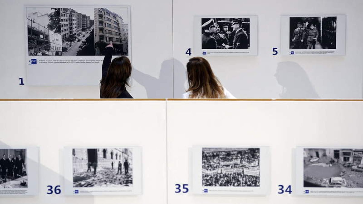 Parte de la exposición ‘EFE, 75 años en fotos’, que conmemora el nacimiento de la agencia en la ciudad hace 75 años.