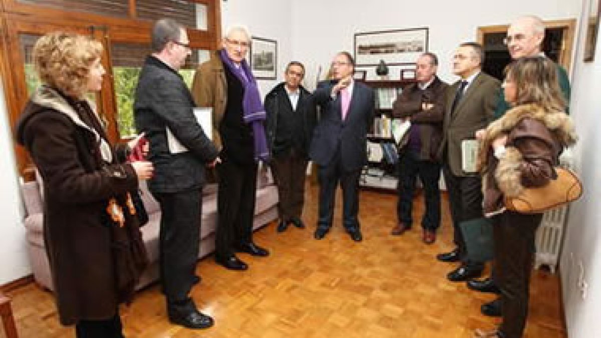 Los miembros del patronato, alcaldes y representantes de empresas, ayer junto a Luis del Olmo .