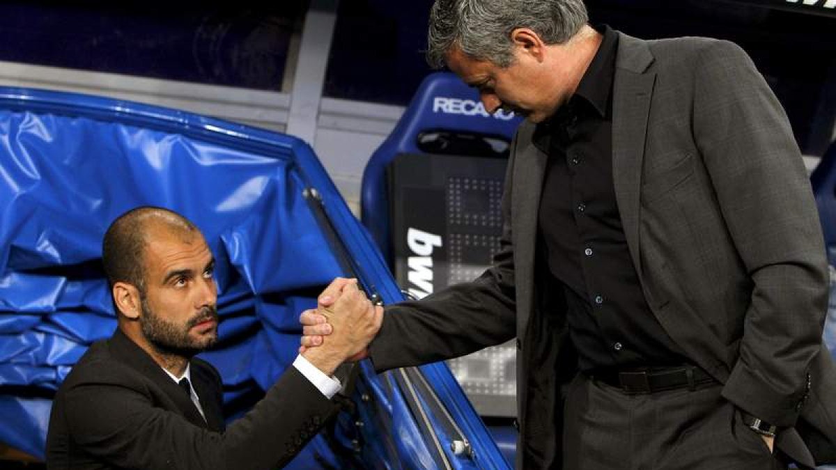 Guardiola y Mourinho mantienen una rivalidad deportiva desde hace muchos años. BALLESTEROS
