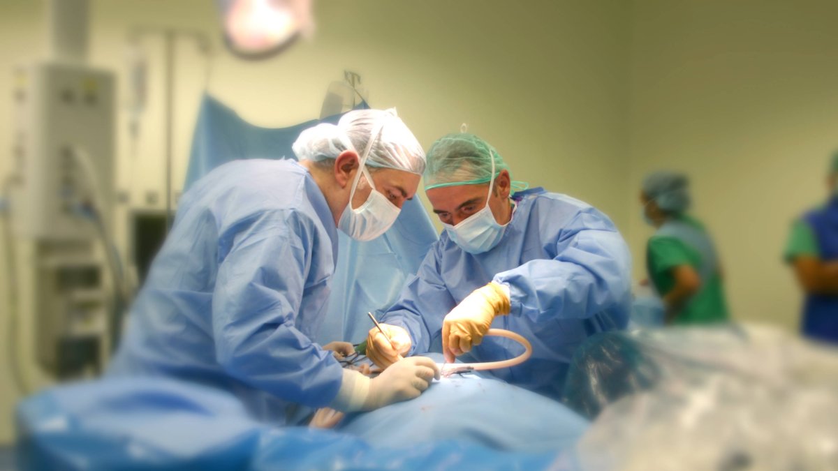 Cirujanos operan durante una intervención quirúrgica en el Hospital de León. DL