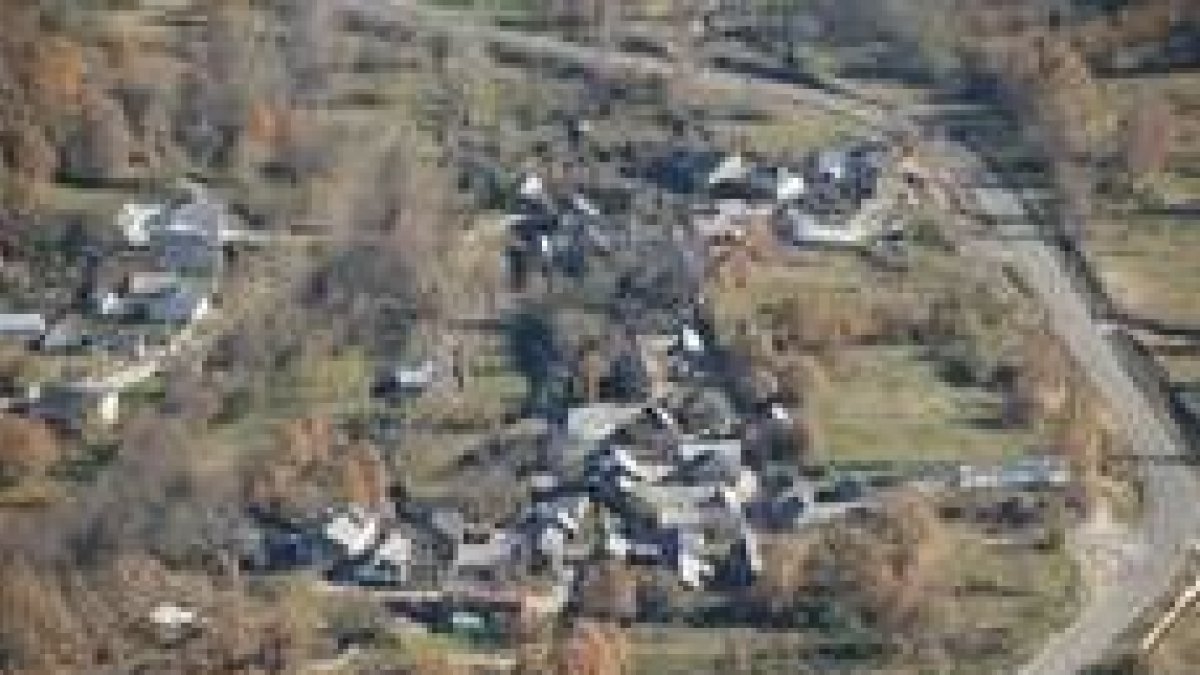 Vista aérea de la localidad de Murias de Ponjos, por la que pasa la línea eléctrica