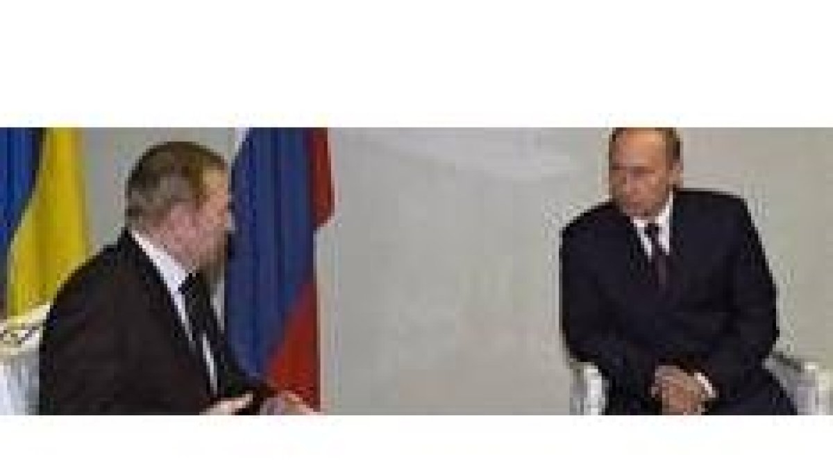 Kuchma y Putin conversan en el aeropuerto de Vnúkovo