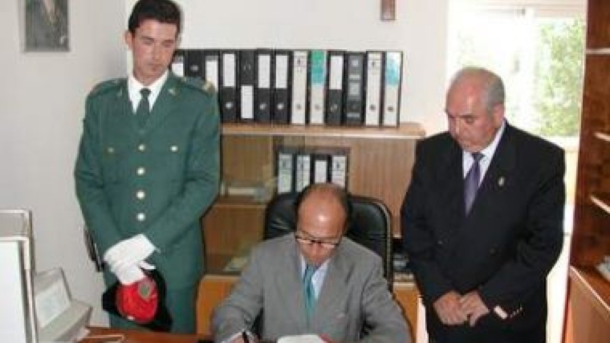 Juan José Lorenzo, a la derecha, en un acto público en su etapa como alcalde.