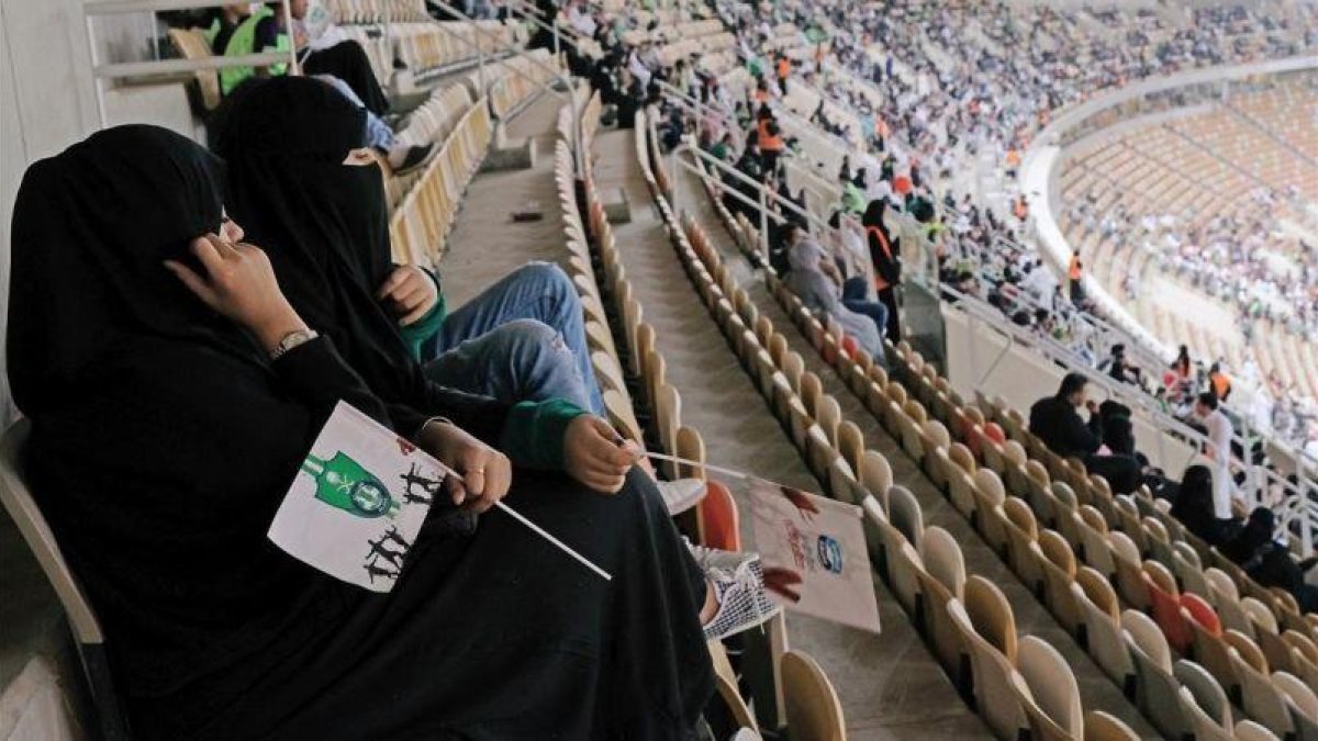 Aficionadas animan al Al-Ahli y al Al-Batin en el estadio de Yeda, a principios del 2018.
