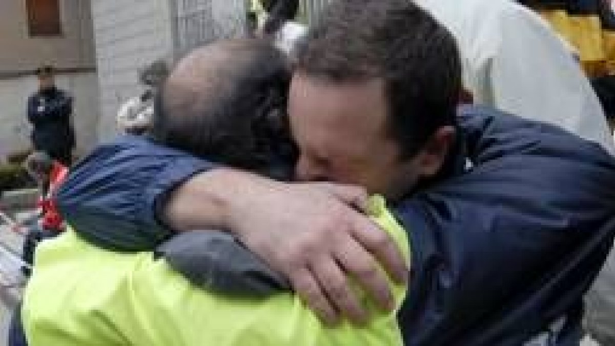 Dos trabajadores de Bimbo-Martínez de El Espinar se abrazan al término de la marcha ayer en Segovia