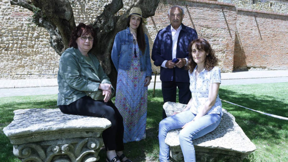 Ana Belén Pernía, Ana Belén Fernández González, Francisco Rodríguez García y Candela Fernández, ayer en el parque del Cid en León. RAMIRO